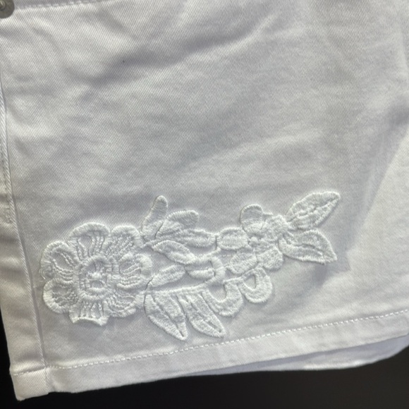 Levi Strauss Girlfriend Short,adjustable waist,stretch,embroidered floral,pocket - Picture 3 of 10